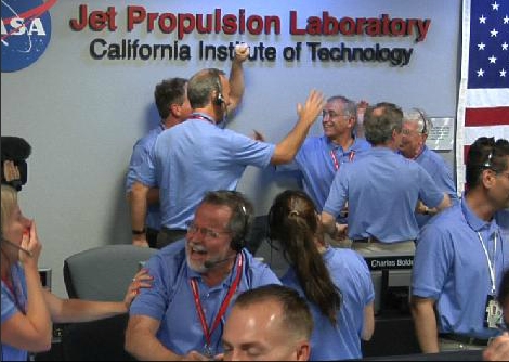 Ambiance dans la salle de contrôle du JPL de la NASA