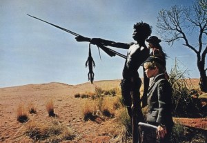 Le jeune aborigène montre le chemin aux deux jeunes occidentaux