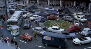 Les véhicules tournent autour du rond-point