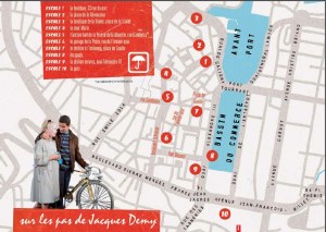 Extrait du parcours proposé à Cherbourg sur les lieux du tournage des Parapluies de Cherbourg (Copyright 2013, Cinémathèque française)
