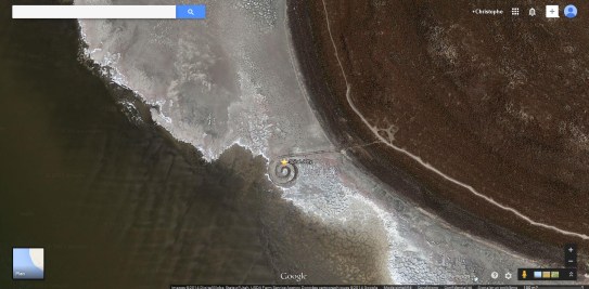 (Vue de "Spiral Jetty" depuis le ciel. Source : GoogleMaps)