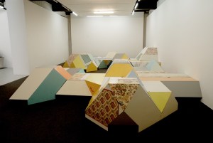 Vue du ciel (copyright Séverine Hubard) Installation à partir de portes récupérées, moquette, reprenant la forme de la MPT de Penhars