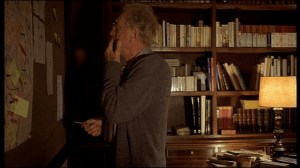 Police Captain Moretti think about in front of his map / Le commissaire Moretti rfélchi devant sa carte